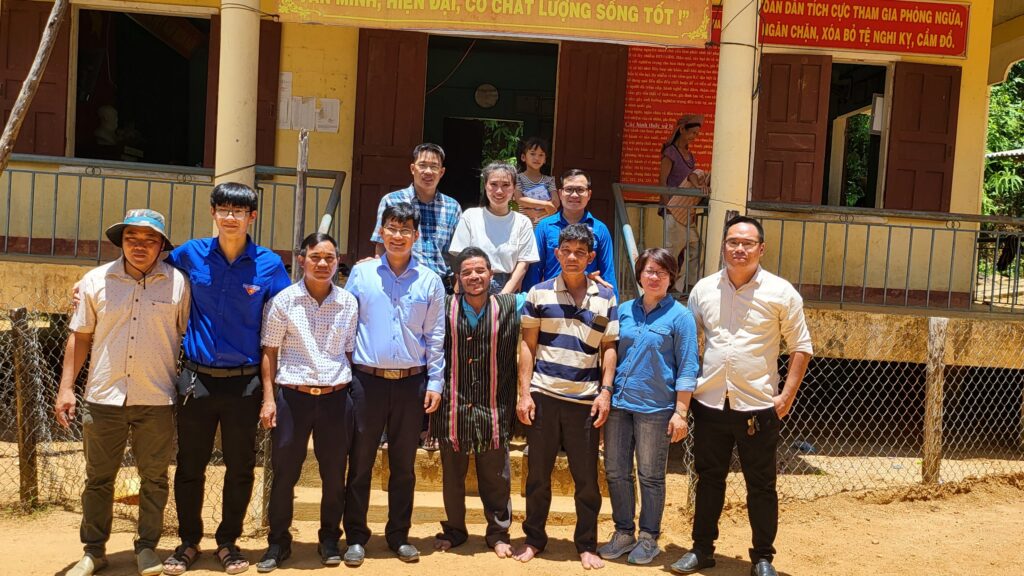 Báo Bình Định và Công ty CP Thủy sản Hoài Nhơn và Cán bộ của thôn 7, An Vinh